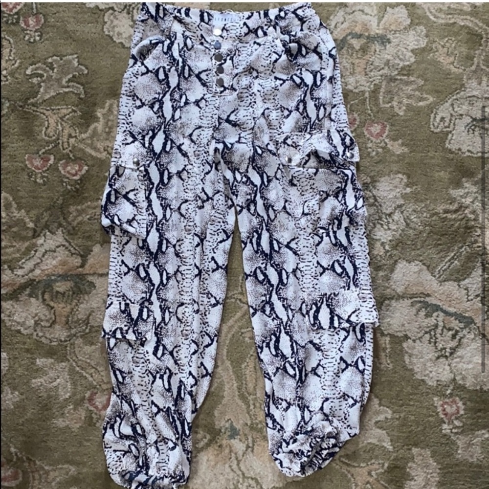 NWT! Snake print 5 button pants - Picture 5 of 6